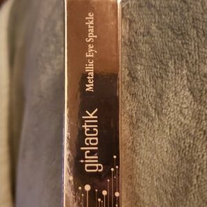 Metallic eye sparkle girlactik